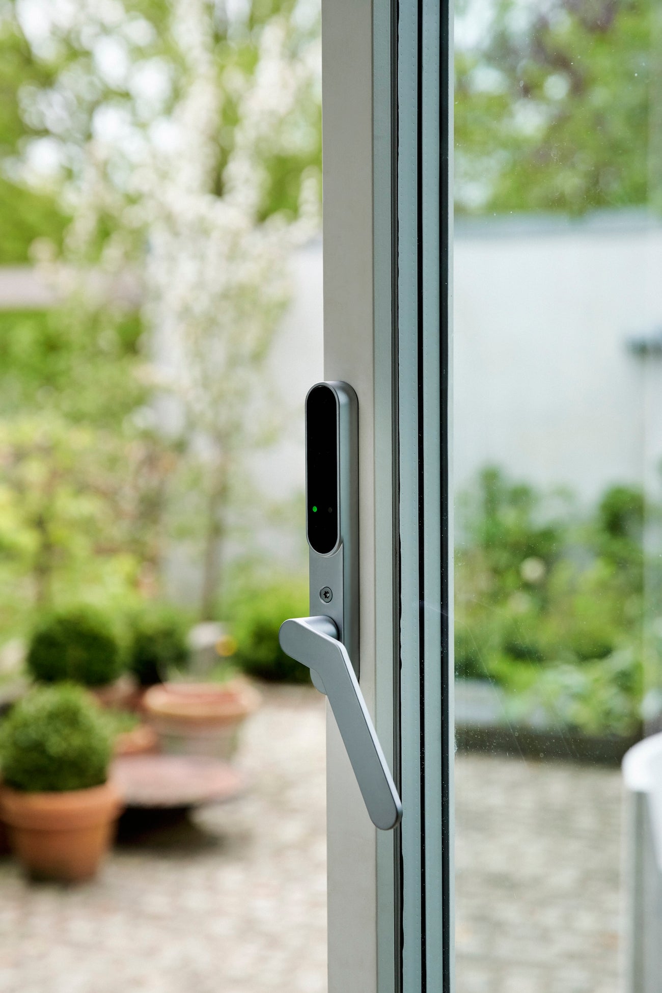SecuYou Smart Lock monteret på en terrassedør.